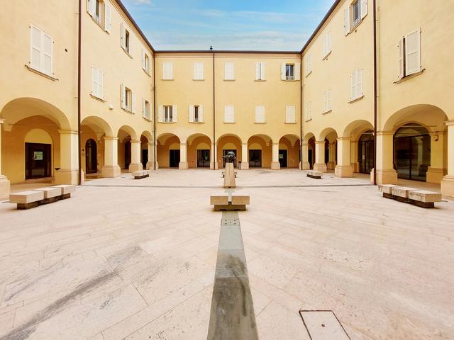 #22279 Cinque negozi, un appartamento e un ufficio in vendita - foto 1