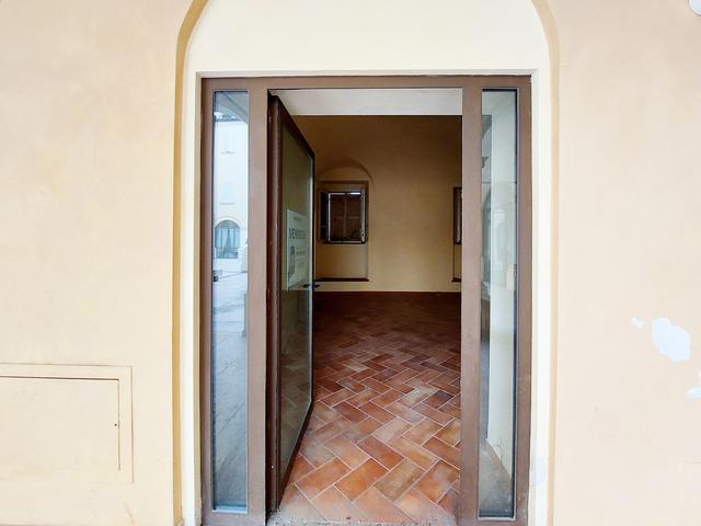 #22279 Cinque negozi, un appartamento e un ufficio in vendita - foto 2