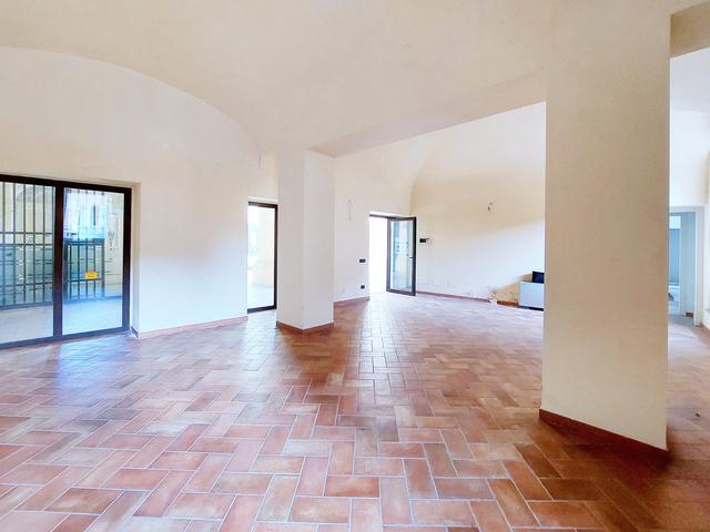 #22279 Cinque negozi, un appartamento e un ufficio in vendita - foto 3