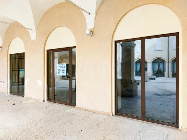 #22279 Cinque negozi, un appartamento e un ufficio in vendita - foto 4
