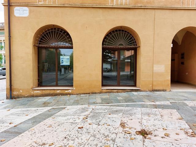 #22279 Cinque negozi, un appartamento e un ufficio in vendita - foto 6