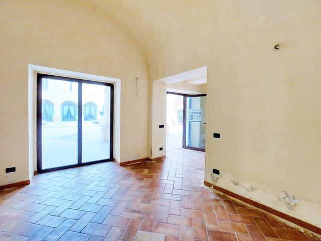 #22279 Cinque negozi, un appartamento e un ufficio in vendita - foto 17
