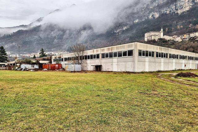 #22750 Opificio con uffici e terreni di pertinenza in vendita - foto 4