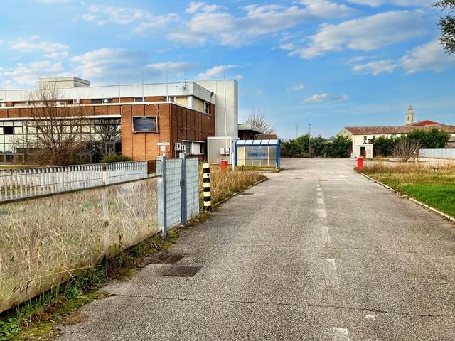 #22832 Capannone industriale con due unità residenziali in vendita - foto 2