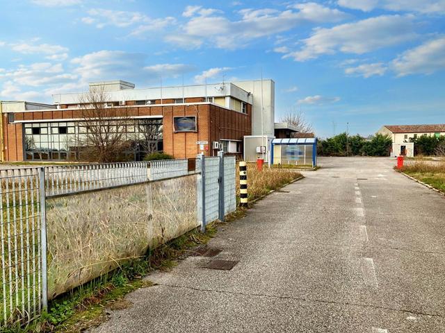 #22832 Capannone industriale con due unità residenziali in vendita - foto 3