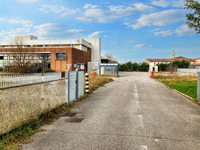 #22832 Capannone industriale con due unità residenziali in vendita - foto 4