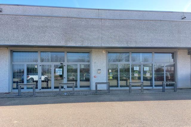 #23007 Capannone ad uso commerciale con cortile in vendita - foto 2