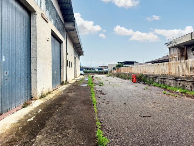 #23059 Capannone industriale con annessa area esterna in vendita - foto 2