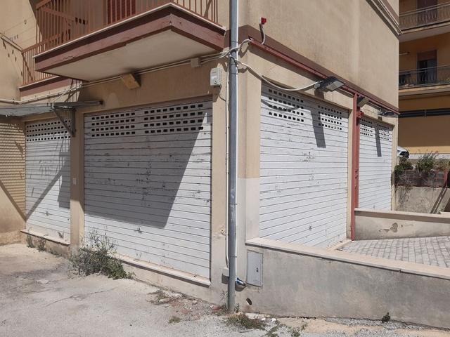 #23334 Locale deposito ed area scoperta per posti auto in vendita - foto 8
