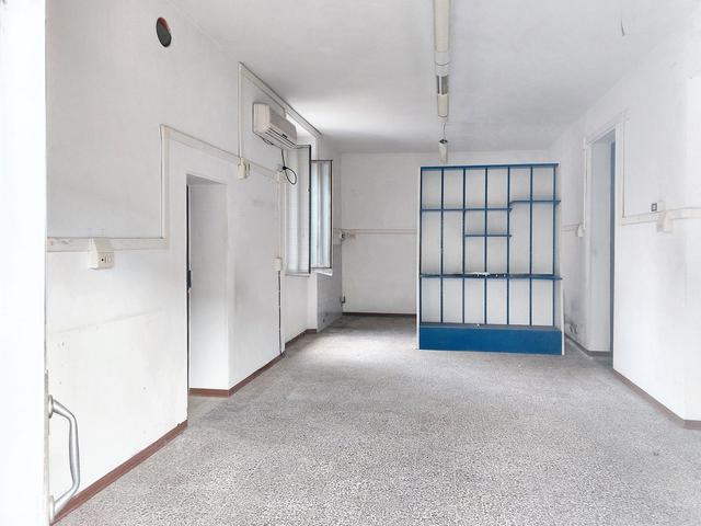 #23505 Negozio con area pertinenziale in zona residenziale in vendita - foto 2
