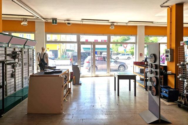 #23623 Locale commerciale con magazzini e tettoia in vendita - foto 1