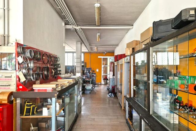 #23623 Locale commerciale con magazzini e tettoia in vendita - foto 3