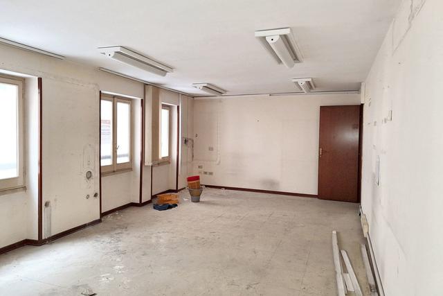 #23703 AFFITTO - Locali uffici e locali archivio in vendita - foto 2