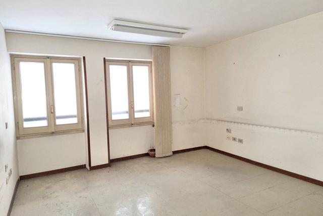 #23703 AFFITTO - Locali uffici e locali archivio in vendita - foto 4