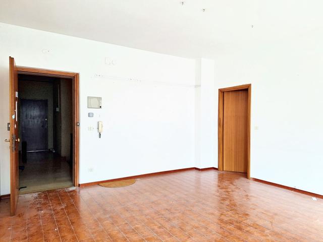 #23833 Ufficio con cantina e posto auto in edificio residenziale in vendita - foto 3