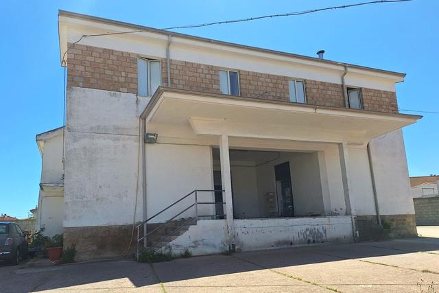 #23963 Complesso artigianale con cortile e pertinenze in vendita - foto 1