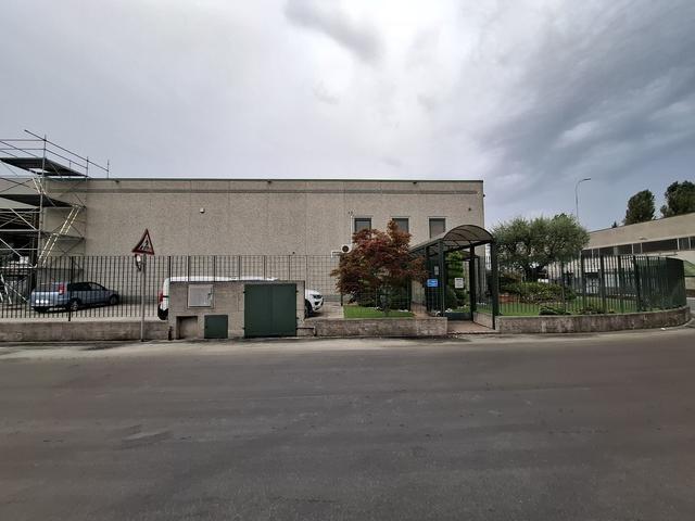 #24129 Capannone artigianale con uffici ed area cortilizia esclusiva in vendita - foto 4