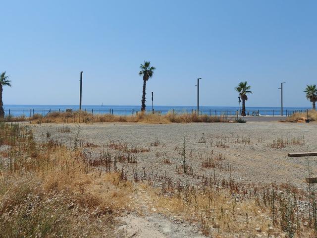 #24150 Terreno pianeggiante di 1331 mq vicino al mare ad uso parcheggio in vendita - foto 1
