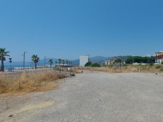 #24150 Terreno pianeggiante di 1331 mq vicino al mare ad uso parcheggio in vendita - foto 2