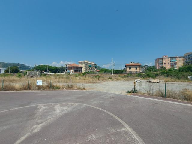 #24150 Terreno pianeggiante di 1331 mq vicino al mare ad uso parcheggio in vendita - foto 3