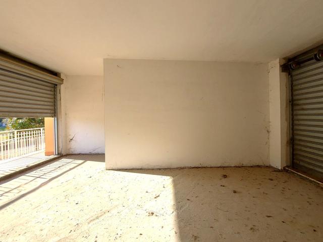 #24330 Negozio al grezzo con corte esclusiva e cantina  (sub 1) in vendita - foto 2