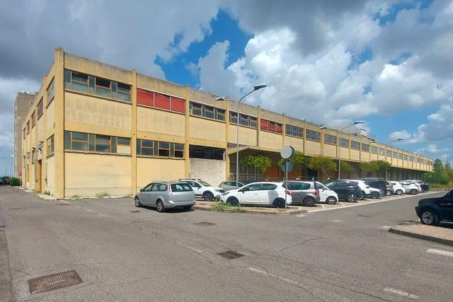 #24434 Struttura commerciale con cortile privato in vendita - foto 1