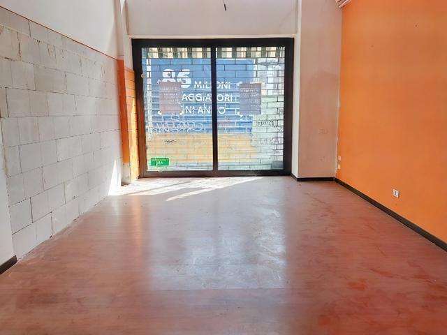 #24530 Locale commerciale con magazzino in zona centrale in vendita - foto 1