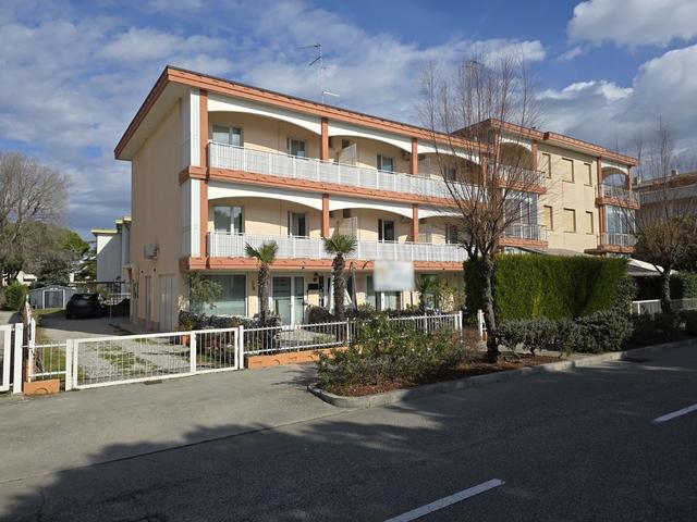 #25771 Hotel di tre piani vista mare in vendita - foto 1