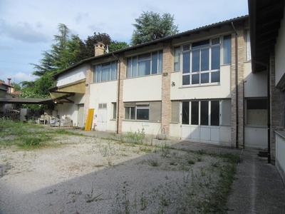 Con servizi in vendita