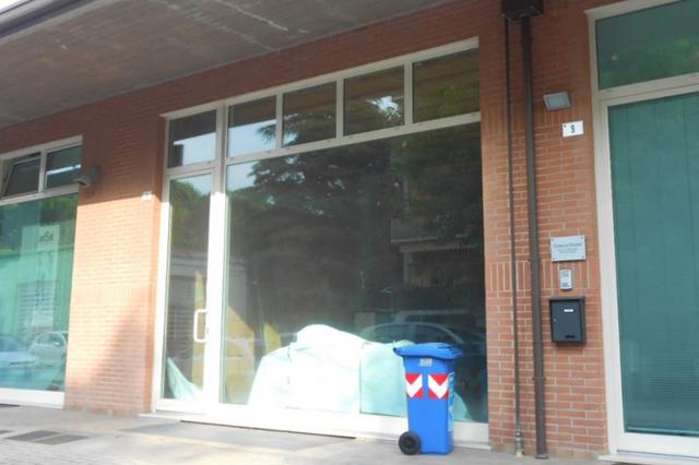 #4613 Negozio grezzo piano terra e posto auto in vendita - foto 1