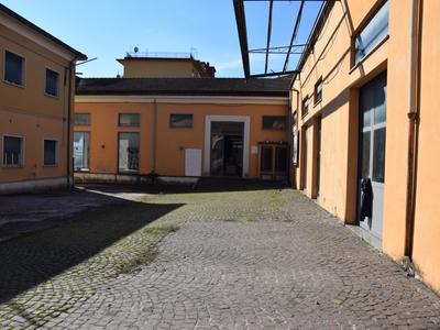 Complessi commerciali in vendita