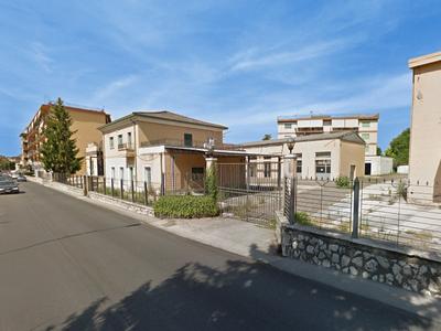 Complessi commerciali in vendita