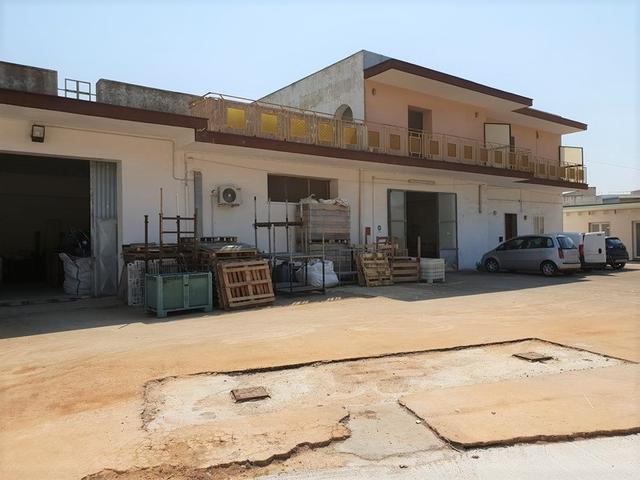 #7133 Laboratorio con deposito e porzione di piazzale in vendita - foto 2