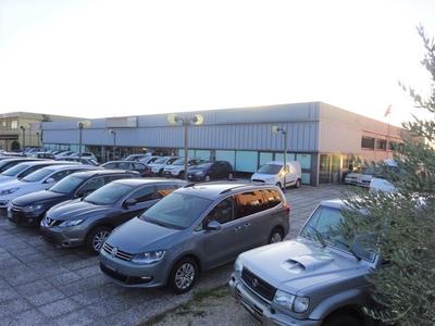 Complessi commerciali in vendita
