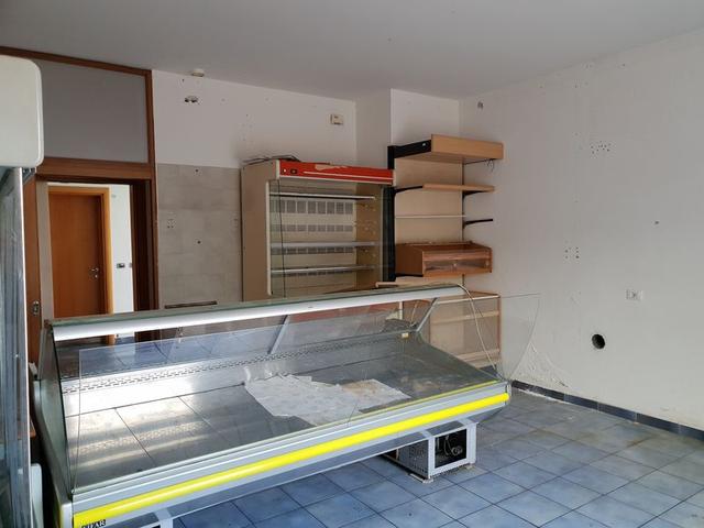 #9720 Locale commerciale in villaggio polifunzionale (sub 303) in vendita - foto 2