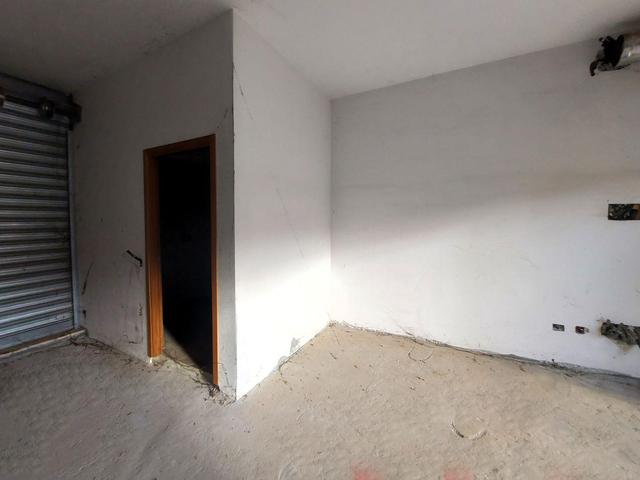 #24332 Negozio al grezzo con corte esclusiva e cantina  (sub 3) in vendita - foto 2