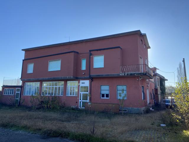 #2537940 Due uffici con ampio piazzale comune in vendita - foto 1