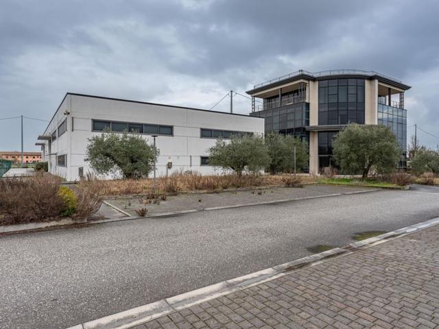 #2537510 Capannoni industriali con ufﬁci ad Altopascio in vendita - foto 1