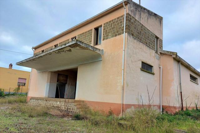 #19435 Complesso artigianale con cortile e pertinenze in vendita - foto 1