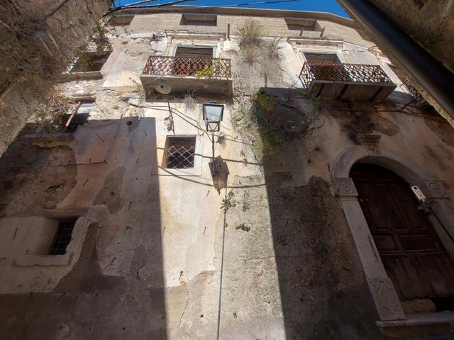Palazzi in vendita