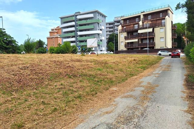#24078 Area edificabile di 1227 mq in zona residenziale in vendita - foto 2