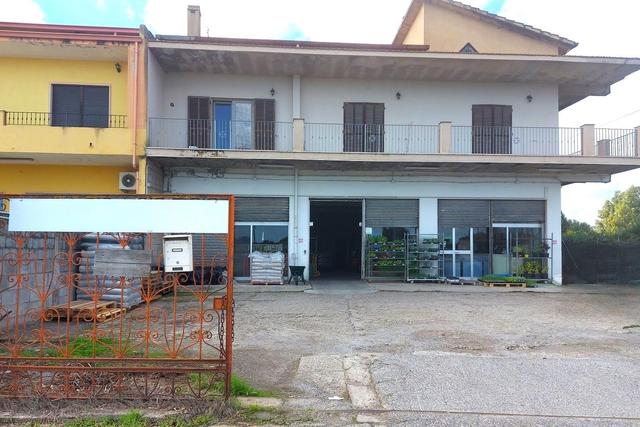 #21456 Complesso commerciale con cortile e pertinenze in vendita - foto 1