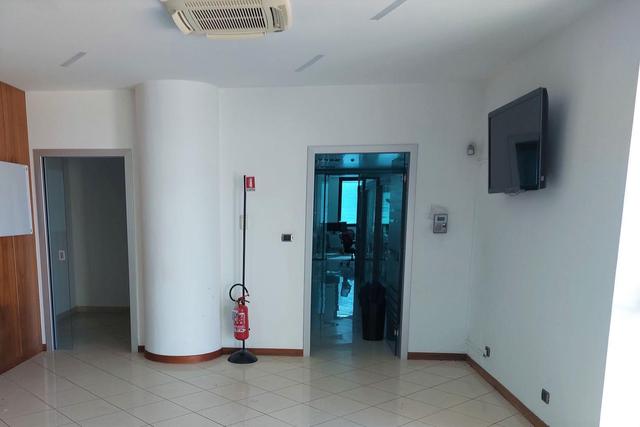 #20780 Fabbricato direzionale con cortile privato in vendita - foto 17
