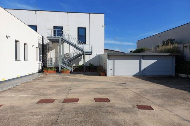 #20780 Fabbricato direzionale con cortile privato in vendita - foto 9