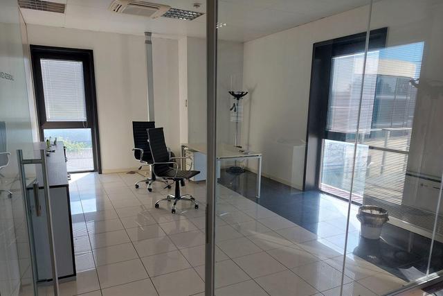 #20780 Fabbricato direzionale con cortile privato in vendita - foto 8