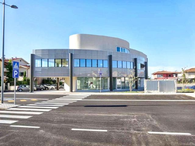#2536692 Locale commerciale con pertienze in vendita - foto 1