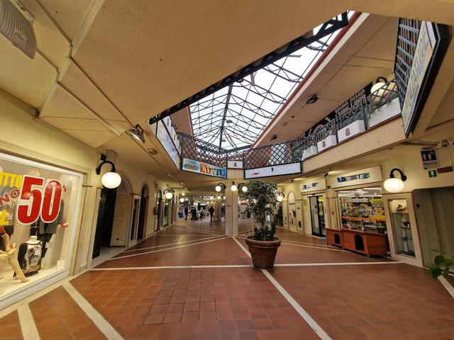 #26266 Negozi a reddito in centro commerciale con impianto fotovoltaico in vendita - foto 5