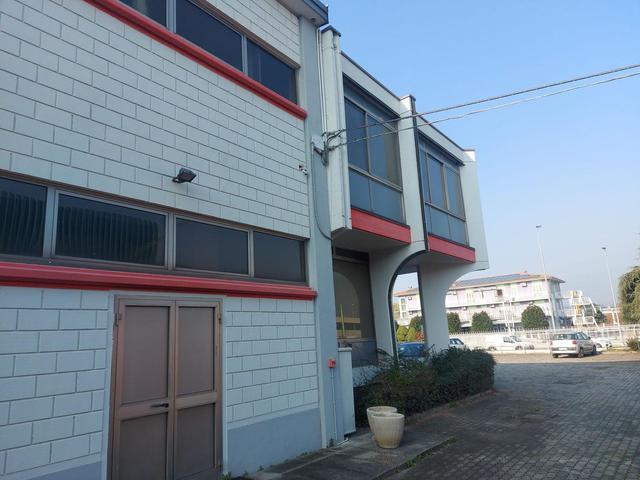 Magazzini in vendita