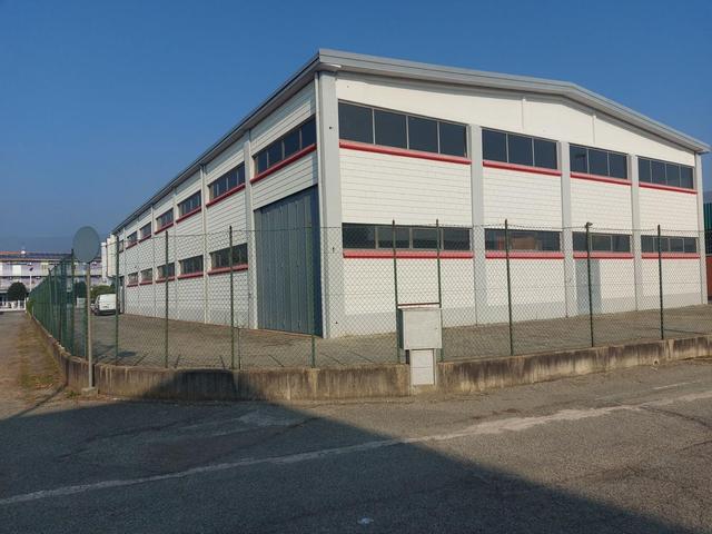 Magazzini in vendita