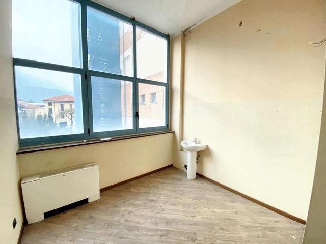 #23382 Laboratorio in complesso commerciale con posto auto in vendita - foto 1